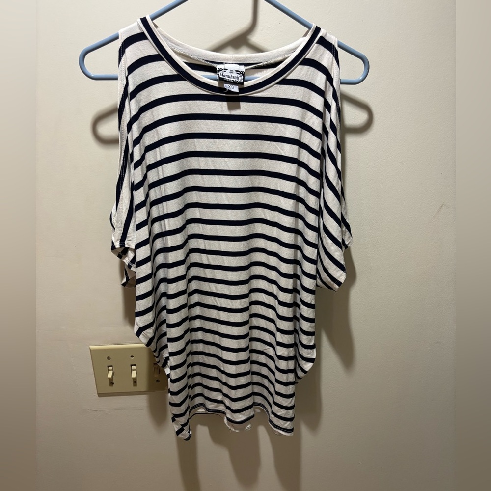 Manuheali’i Striped Cold Shoulder Top XS